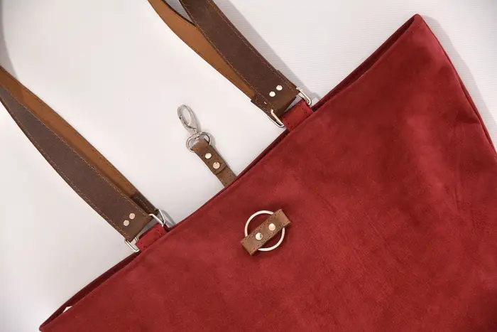 Ledertasche, Sarah S aus geschliffenem Nubuckleder in bordeaux und Schultergurten aus Dickelder, Unikat, hergestellt auf La Palma, Kanarische Inseln, Spanien, Europa