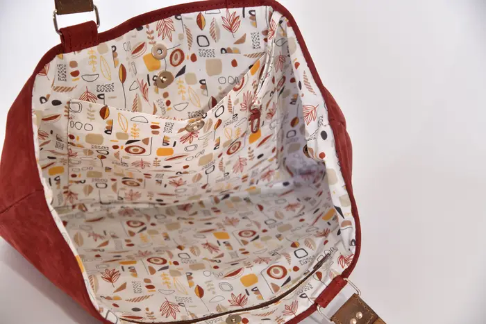 Ledertasche, Sarah S aus geschliffenem Nubuckleder in bordeaux und Schultergurten aus Dickelder, Unikat, hergestellt auf La Palma, Kanarische Inseln, Spanien, Europa