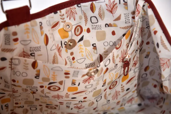 Ledertasche, Sarah S aus geschliffenem Nubuckleder in bordeaux und Schultergurten aus Dickelder, Unikat, hergestellt auf La Palma, Kanarische Inseln, Spanien, Europa