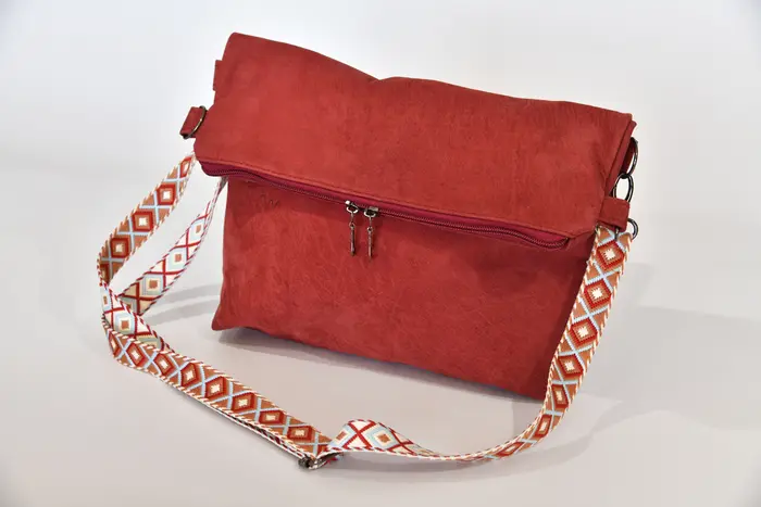Ledertasche, Sam flex M aus geschliffenem Nubuk-Wasserbüffelleder in bordeaux, Unikat, hergestellt auf La Palma, Kanarische Inseln, Spanien, Europa