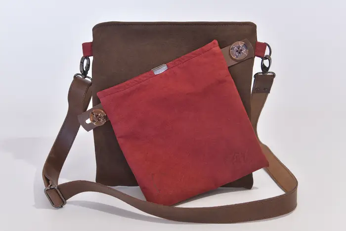 Ledertasche, Ben dia M aus geschliffenem Nubuk-Wasserbüffelleder in braun und bordeaux, Unikat, hergestellt auf La Palma, Kanarische Inseln, Spanien, Europa