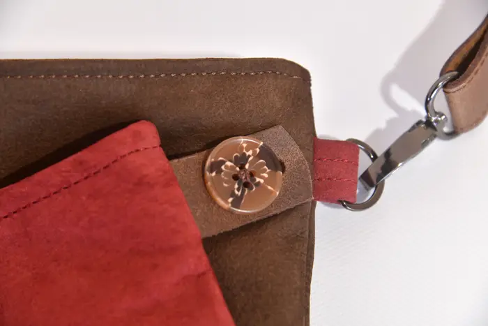 Ledertasche, Ben dia M aus geschliffenem Nubuk-Wasserbüffelleder in braun und bordeaux, Unikat, hergestellt auf La Palma, Kanarische Inseln, Spanien, Europa
