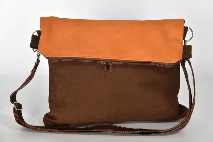 Sam flex M aus geschliffenem Wasserbüffelnubukleder in braun und geschliffenem Rindsnubukleder in cognac