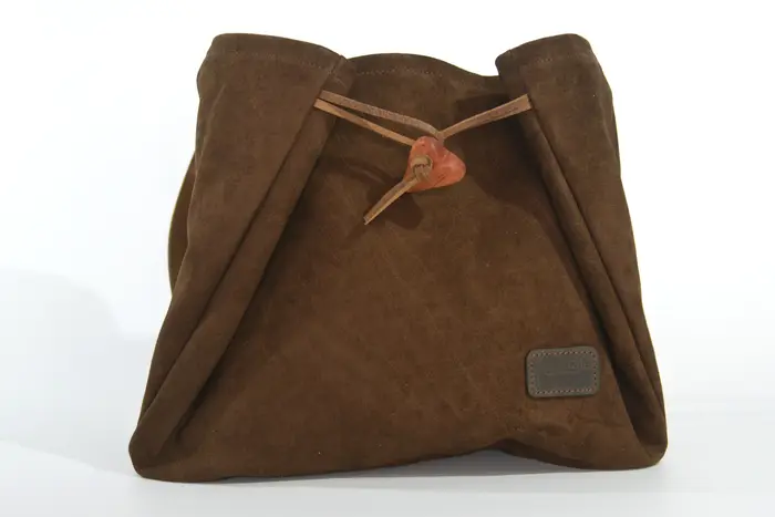 Ledertasche, Sarah S aus geschliffenem Nubuk-Wasserbüffelleder in braun, Unikat, hergestellt auf La Palma, Kanarische Inseln, Spanien, Europa