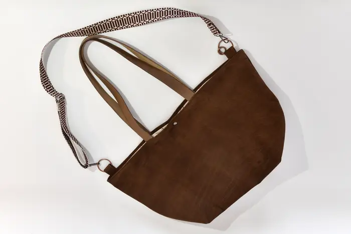 Ledertasche, Sarah playa L aus geschliffenem Nubuk-Wasserbüffelleder in braun, Unikat, hergestellt auf La Palma, Kanarische Inseln, Spanien, Europa