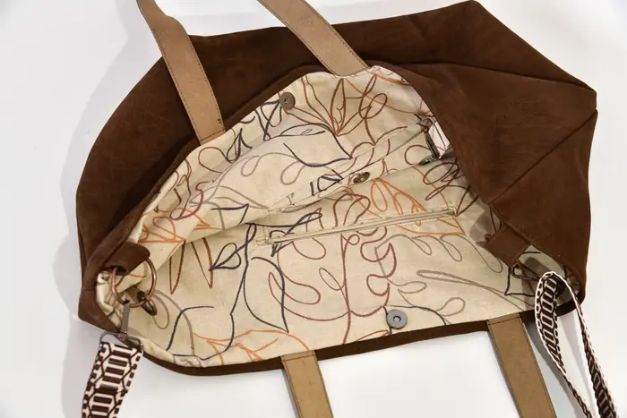 Ledertasche, Sarah playa L aus geschliffenem Nubuk-Wasserbüffelleder in braun, Unikat, hergestellt auf La Palma, Kanarische Inseln, Spanien, Europa