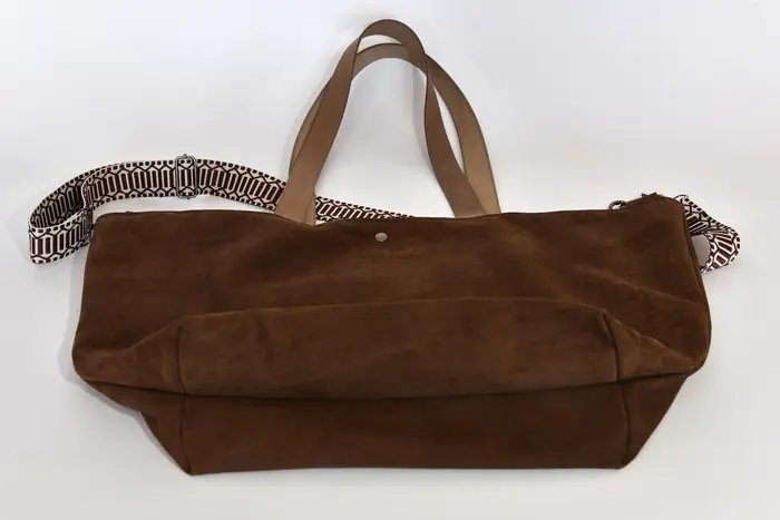 Ledertasche, Sarah playa L aus geschliffenem Nubuk-Wasserbüffelleder in braun, Unikat, hergestellt auf La Palma, Kanarische Inseln, Spanien, Europa