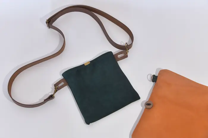 Ledertasche, Ben Dia M aus geschliffenem Nubuck-Rindsleder in cognac und blaugrün, Unikat, hergestellt auf La Palma, Kanarische Inseln, Spanien, Europa