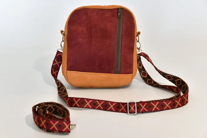 Ledertasche, Adrian flex M aus geschliffenem Nubuk-Rindsleder in cognac und geschliffenem Nubuk-Wasserbüffelleder in bordeaux, Unikat, hergestellt auf La Palma, Kanarische Inseln, Spanien, Europa