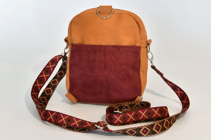 Ledertasche, Adrian flex M aus geschliffenem Nubuk-Rindsleder in cognac und geschliffenem Nubuk-Wasserbüffelleder in bordeaux, Unikat, hergestellt auf La Palma, Kanarische Inseln, Spanien, Europa