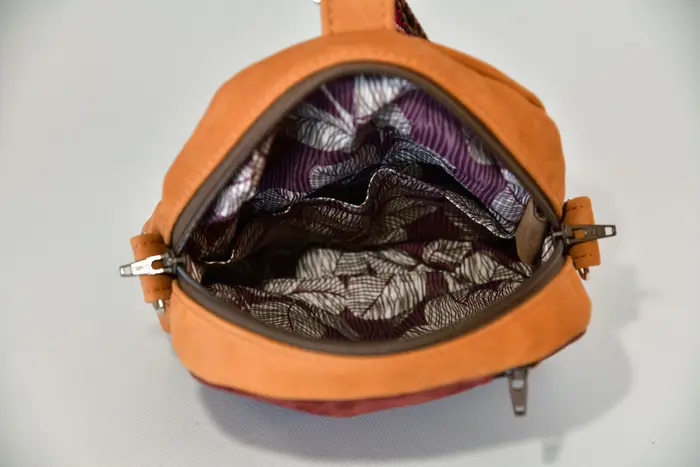Ledertasche, Adrian flex M aus geschliffenem Nubuk-Rindsleder in cognac und geschliffenem Nubuk-Wasserbüffelleder in bordeaux, Unikat, hergestellt auf La Palma, Kanarische Inseln, Spanien, Europa