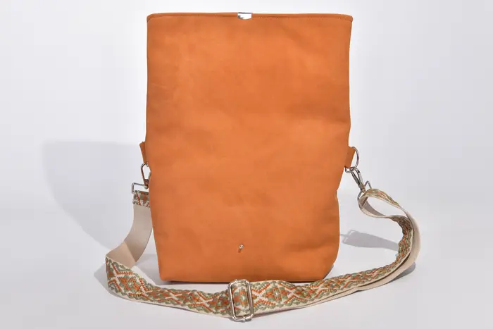 Sam M aus geschliffenem Nubuck-Rindsleder in cognac