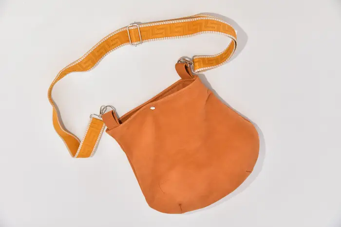 bolso de cuero, Iris S en nubuk de vaca pulido en coñac, pieza única, fabricada en La Palma, Islas Canarias, España, Europa