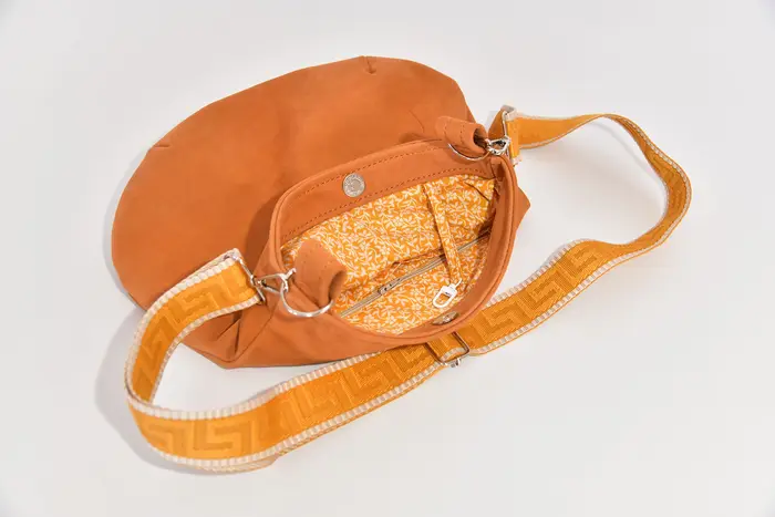 bolso de cuero, Iris S en nubuk de vaca pulido en coñac, pieza única, fabricada en La Palma, Islas Canarias, España, Europa