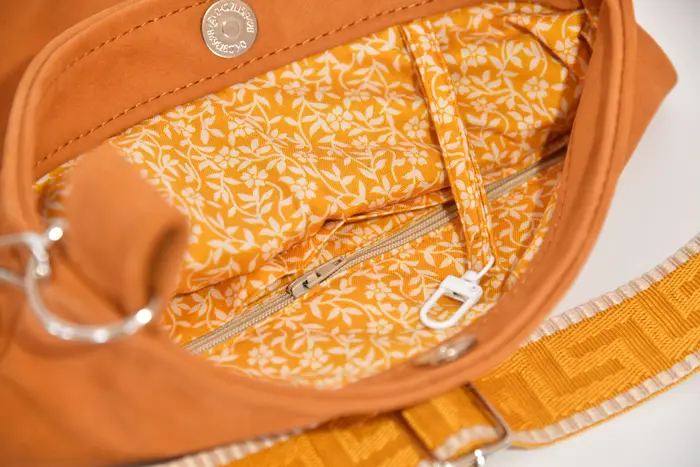 bolso de cuero, Iris S en nubuk de vaca pulido en coñac, pieza única, fabricada en La Palma, Islas Canarias, España, Europa