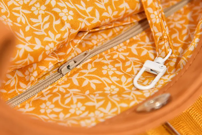 bolso de cuero, Iris S en nubuk de vaca pulido en coñac, pieza única, fabricada en La Palma, Islas Canarias, España, Europa