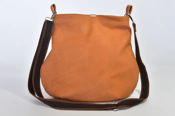 bolso de cuero, Iris M en nubuk de vaca lijado en coñac, pieza única, fabricada en La Palma, Islas Canarias, España, Europa
