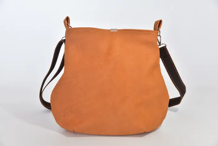 bolso de cuero, Iris M en nubuk de vaca lijado en coñac, pieza única, fabricada en La Palma, Islas Canarias, España, Europa