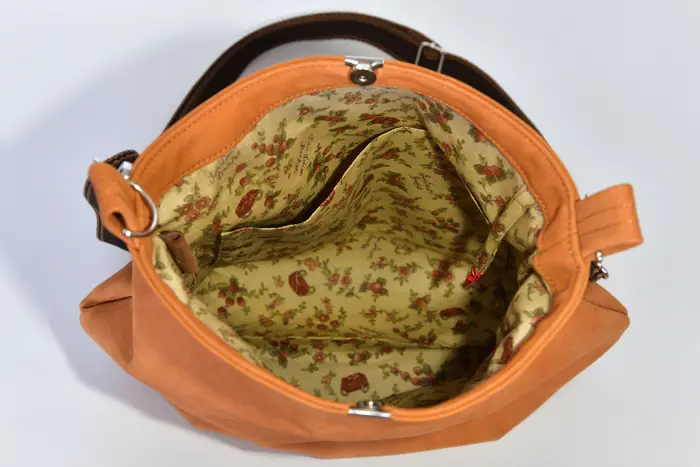 bolso de cuero, Iris M en nubuk de vaca lijado en coñac, pieza única, fabricada en La Palma, Islas Canarias, España, Europa