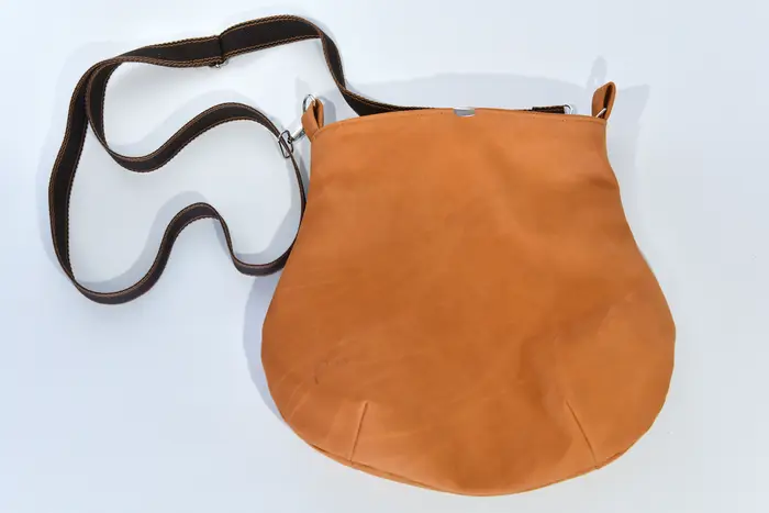 bolso de cuero, Iris M en nubuk de vaca lijado en coñac, pieza única, fabricada en La Palma, Islas Canarias, España, Europa