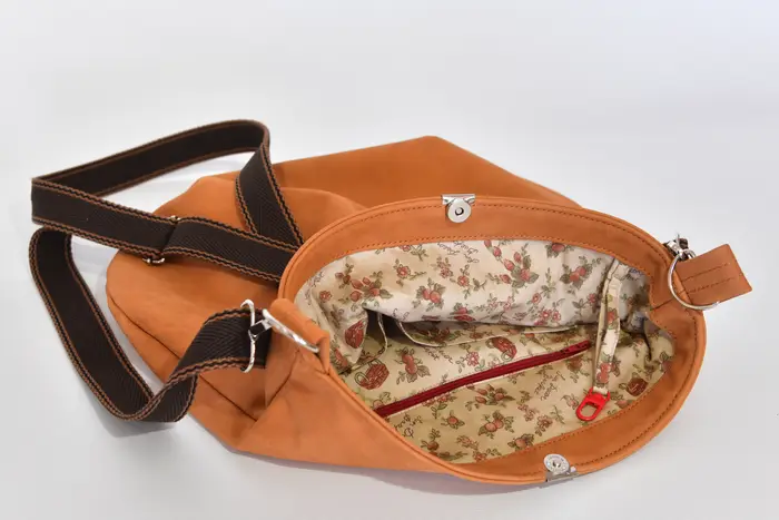 bolso de cuero, Iris M en nubuk de vaca lijado en coñac, pieza única, fabricada en La Palma, Islas Canarias, España, Europa