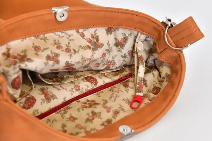 bolso de cuero, Iris M en nubuk de vaca lijado en coñac, pieza única, fabricada en La Palma, Islas Canarias, España, Europa