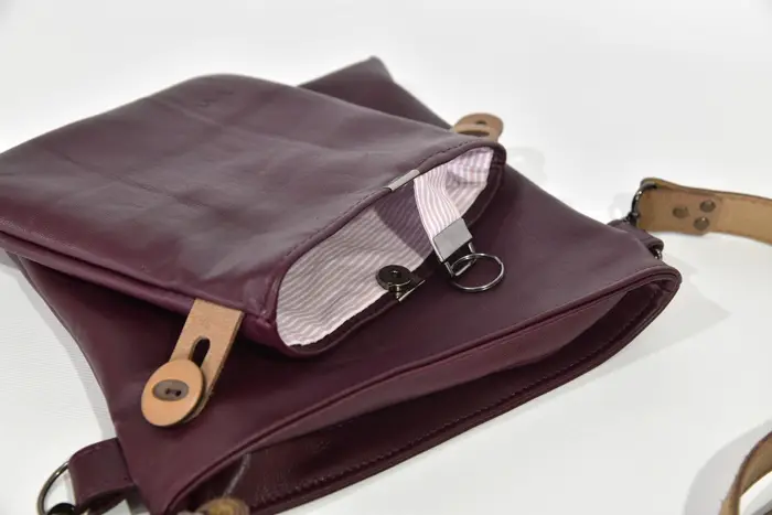 Ledertasche, Ben dia M aus Nappa-Ziegeleder in dunkel violett, Unikat, hergestellt auf La Palma, Kanarische Inseln, Spanien, Europa