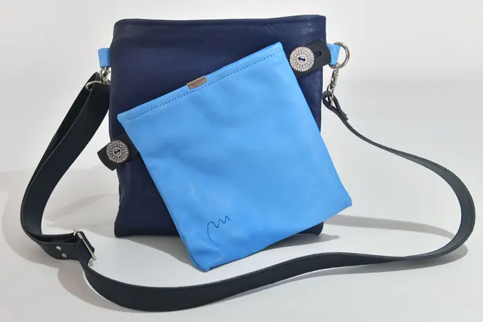 Ledertasche, Ben dia M aus dunkelblauem Anilin-Rinds-Nappaleder und vollnarbig pflanzlich softem Rindsleder in hellblau, Unikat, hergestellt auf La Palma, Kanarische Inseln, Spanien, Europa