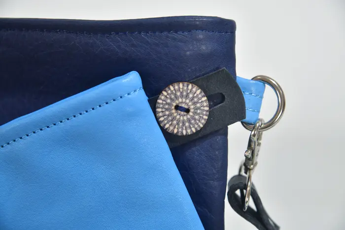 Ledertasche, Ben dia M aus dunkelblauem Anilin-Rinds-Nappaleder und vollnarbig pflanzlich softem Rindsleder in hellblau, Unikat, hergestellt auf La Palma, Kanarische Inseln, Spanien, Europa