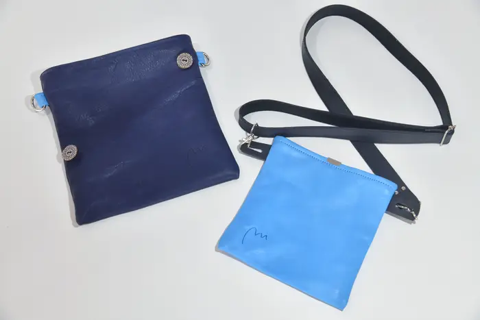Ledertasche, Ben dia M aus dunkelblauem Anilin-Rinds-Nappaleder und vollnarbig pflanzlich softem Rindsleder in hellblau, Unikat, hergestellt auf La Palma, Kanarische Inseln, Spanien, Europa