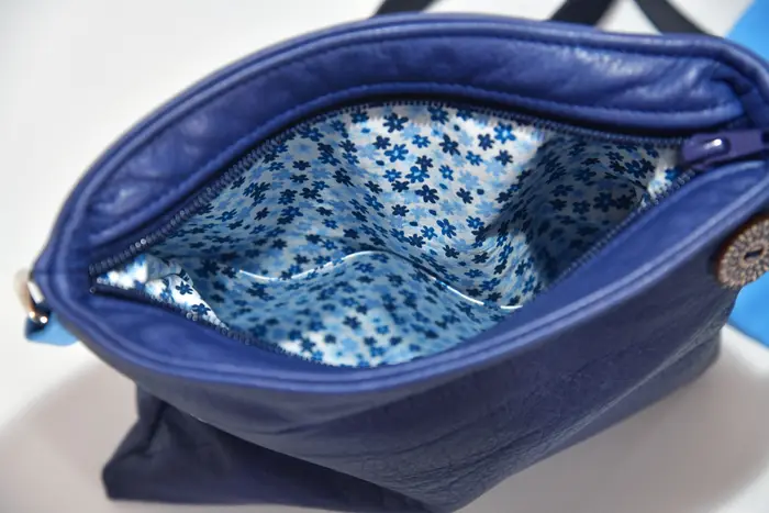 Ledertasche, Ben dia M aus dunkelblauem Anilin-Rinds-Nappaleder und vollnarbig pflanzlich softem Rindsleder in hellblau, Unikat, hergestellt auf La Palma, Kanarische Inseln, Spanien, Europa