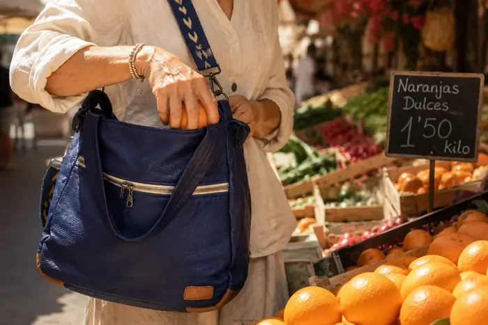 Frau trägt Ledertasche Modell Lena M Art. 23019, Unikat, hergestellt auf La Palma, Kanarische Inseln, Spanien, Europa