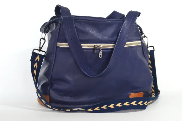 Ledertasche, Lena M aus dunkelblauem Anilin-Nappaleder und hellbraunem, geschliffenem Nubuckleder, Unikat, hergestellt auf La Palma, Kanarische Inseln, Spanien, Europa