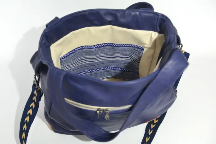 Ledertasche, Lena M aus dunkelblauem Anilin-Nappaleder und hellbraunem, geschliffenem Nubuckleder, Unikat, hergestellt auf La Palma, Kanarische Inseln, Spanien, Europa