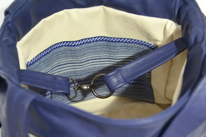 Ledertasche, Lena M aus dunkelblauem Anilin-Nappaleder und hellbraunem, geschliffenem Nubuckleder, Unikat, hergestellt auf La Palma, Kanarische Inseln, Spanien, Europa