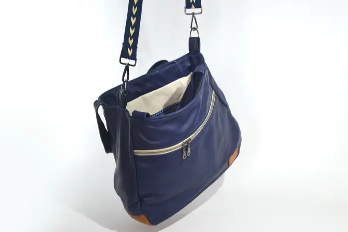 Ledertasche, Lena M aus dunkelblauem Anilin-Nappaleder und hellbraunem, geschliffenem Nubuckleder, Unikat, hergestellt auf La Palma, Kanarische Inseln, Spanien, Europa
