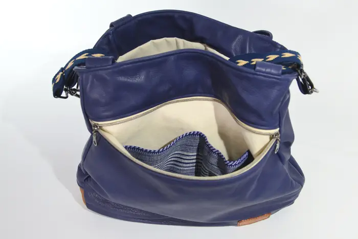 Ledertasche, Lena M aus dunkelblauem Anilin-Nappaleder und hellbraunem, geschliffenem Nubuckleder, Unikat, hergestellt auf La Palma, Kanarische Inseln, Spanien, Europa