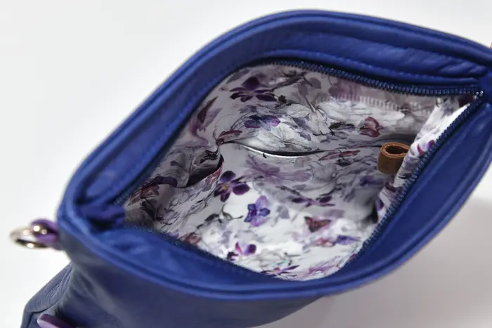 Ledertasche, Ben dia M aus Anilin-Nappa-Rindsleder in dunkelblau und violett, Unikat, hergestellt auf La Palma, Kanarische Inseln, Spanien, Europa