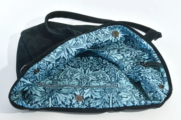 Ledertasche, Sarah S aus geschliffenem dunkelblauem Nubuk-Rindsleder, Unikat, hergestellt auf La Palma, Kanarische Inseln, Spanien, Europa