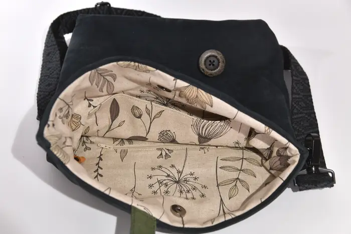 Ledertasche, Sam dia M aus geschliffenem dunkelblaubem Nubuckleder, Unikat, hergestellt auf La Palma, Kanarische Inseln, Spanien, Europa