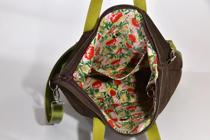 Ledertasche, Mira L aus geschliffenem Nubuk-Wasserbüffelleder in dunkelbraun und kräftig weichem apfelgrün-Rindsleder, Unikat, hergestellt auf La Palma, Kanarische Inseln, Spanien, Europa