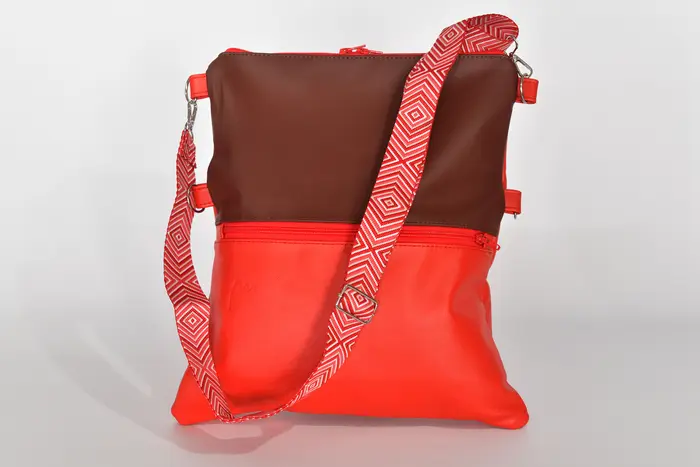 Ledertasche, Sam flex M aus dunkelbraunem, rotorangefarbenem Nappa-Wasserbüffelleder, Unikat, hergestellt auf La Palma, Kanarische Inseln, Spanien, Europa