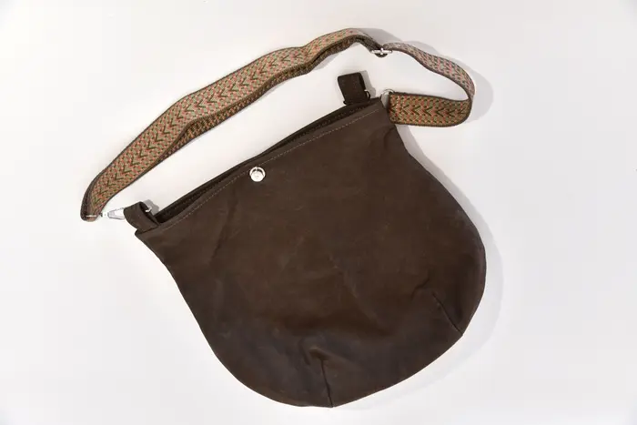 bolso de cuero, Iris L en nubuk de búfalo de agua en marrón oscuro, pieza única, fabricada en La Palma, Islas Canarias, España, Europa