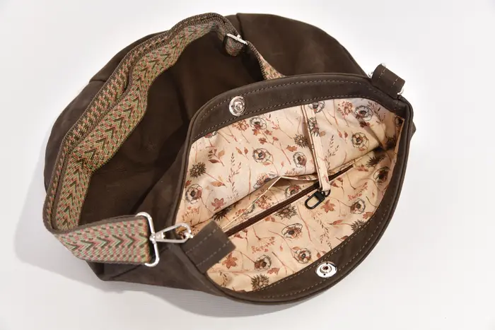 bolso de cuero, Iris L en nubuk de búfalo de agua en marrón oscuro, pieza única, fabricada en La Palma, Islas Canarias, España, Europa