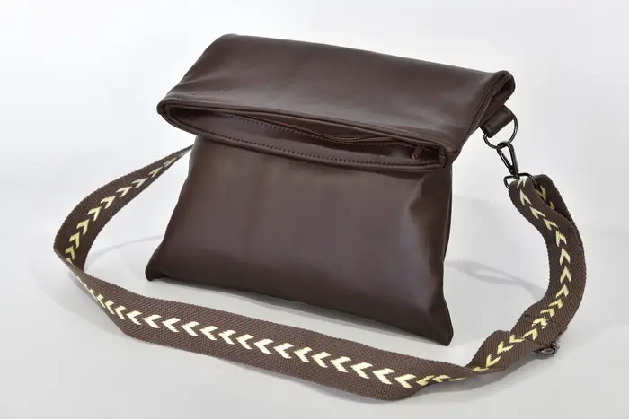 Sam zip M aus dunkelbraunem Nappa-Wasserbüffelleder