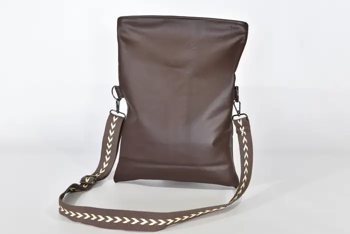 Sam zip M aus dunkelbraunem Nappa-Wasserbüffelleder