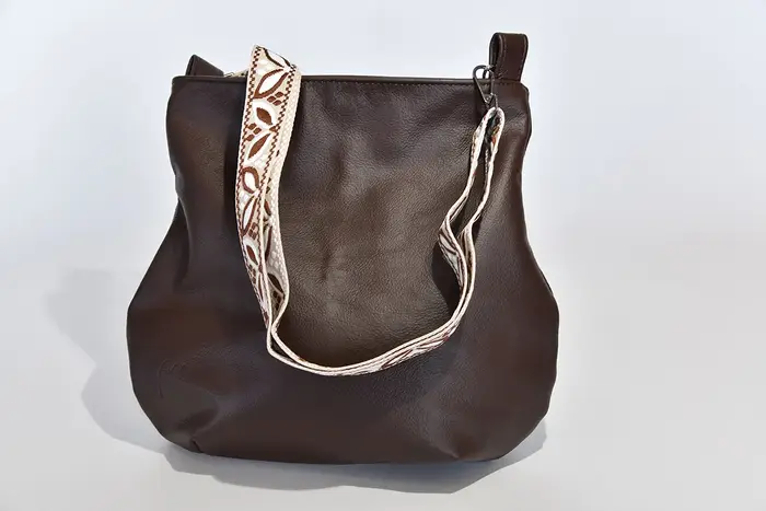 bolso de cuero, Iris Zip M en cuero napa de búfalo de agua en marrón oscuro, pieza única, fabricada en La Palma, Islas Canarias, España, Europa
