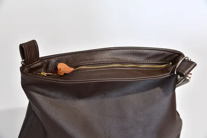 bolso de cuero, Iris Zip M en cuero napa de búfalo de agua en marrón oscuro, pieza única, fabricada en La Palma, Islas Canarias, España, Europa