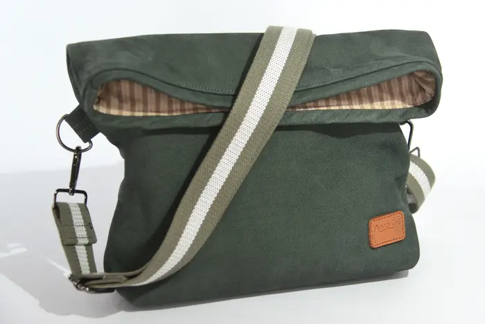 Ledertasche, Sam M aus geschliffenem Nubuck-Wasserbüffelleder in dunkelgrau, Unikat, hergestellt auf La Palma, Kanarische Inseln, Spanien, Europa