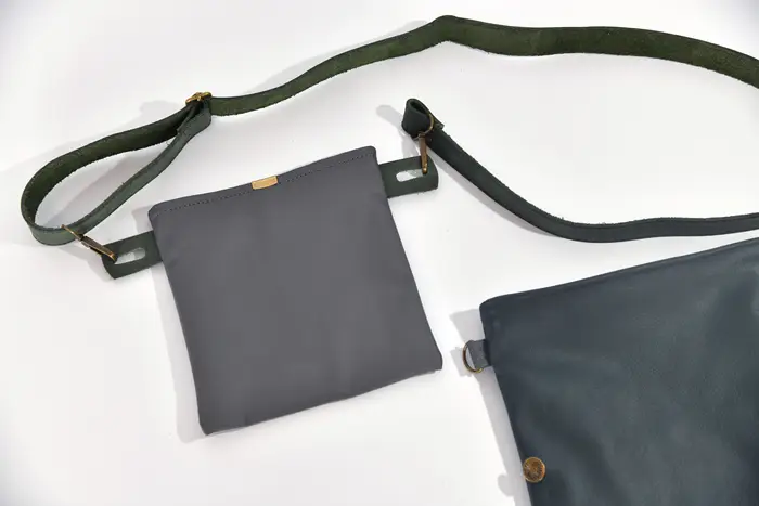 Ledertasche, Ben Dia M aus dunkelgrünem Rindsnappaleder und anthrazitfarbenem Wasserbüffelnappaleder, Unikat, hergestellt auf La Palma, Kanarische Inseln, Spanien, Europa